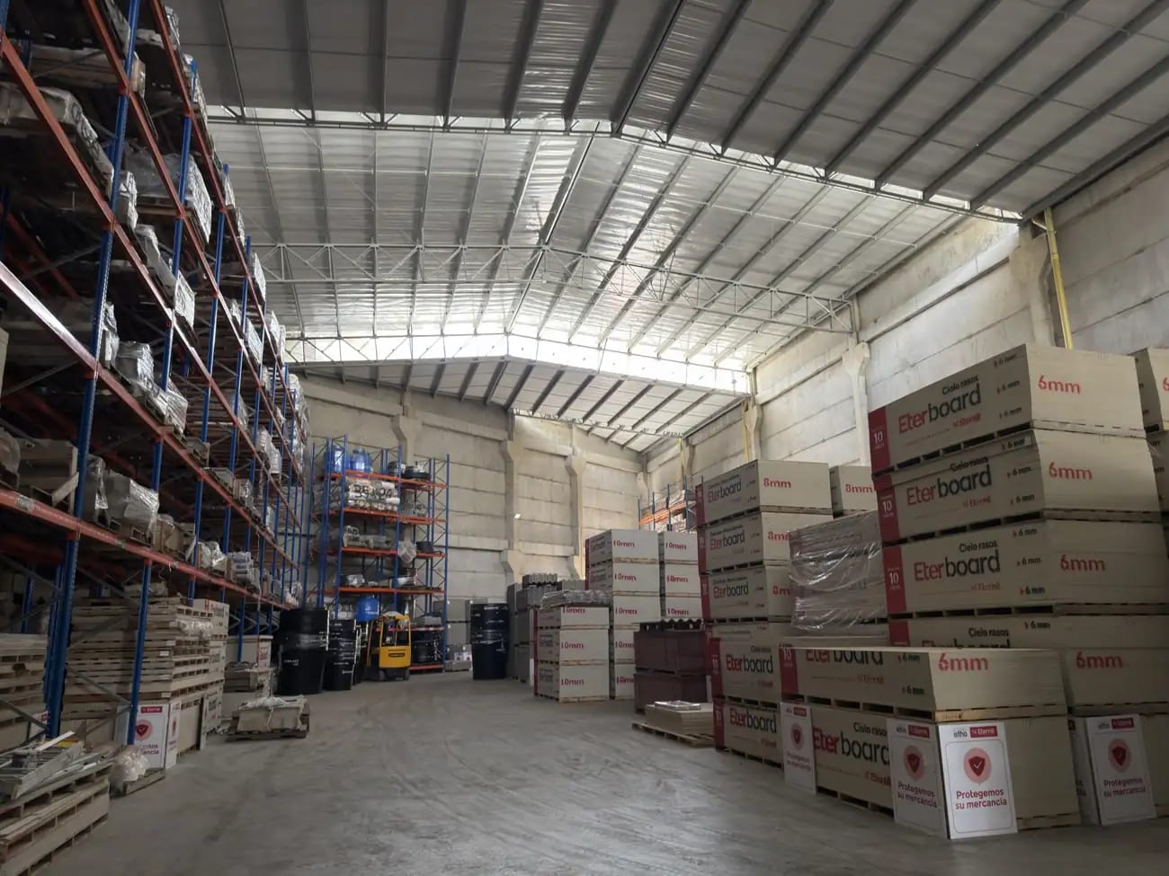 Almacenamiento en piso de gran formato