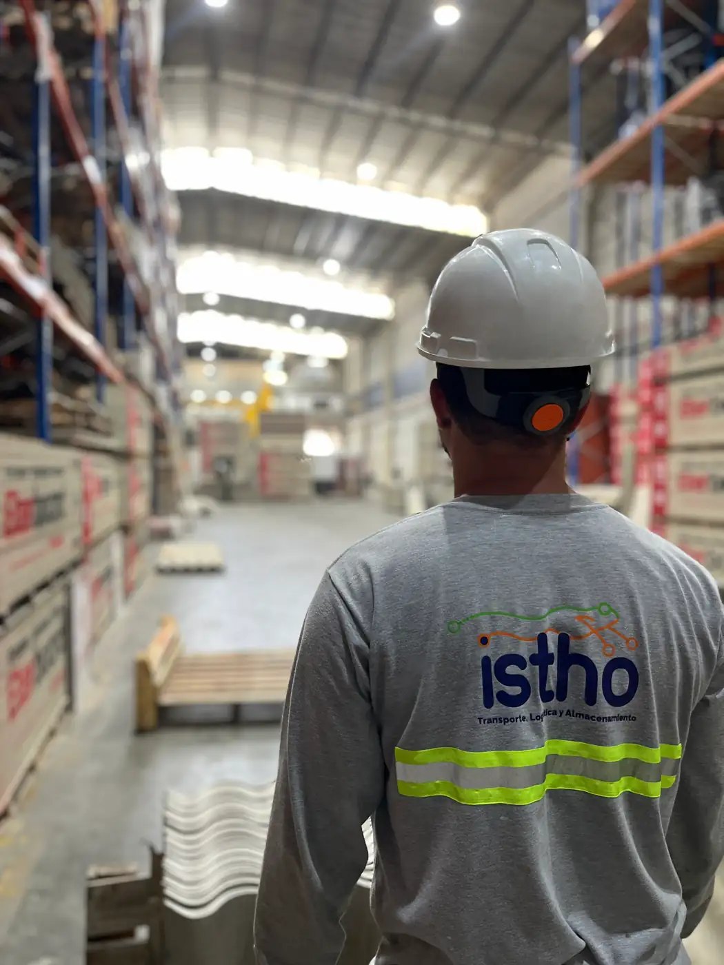 Colaborador de ISTHO en un pasillo de bodega