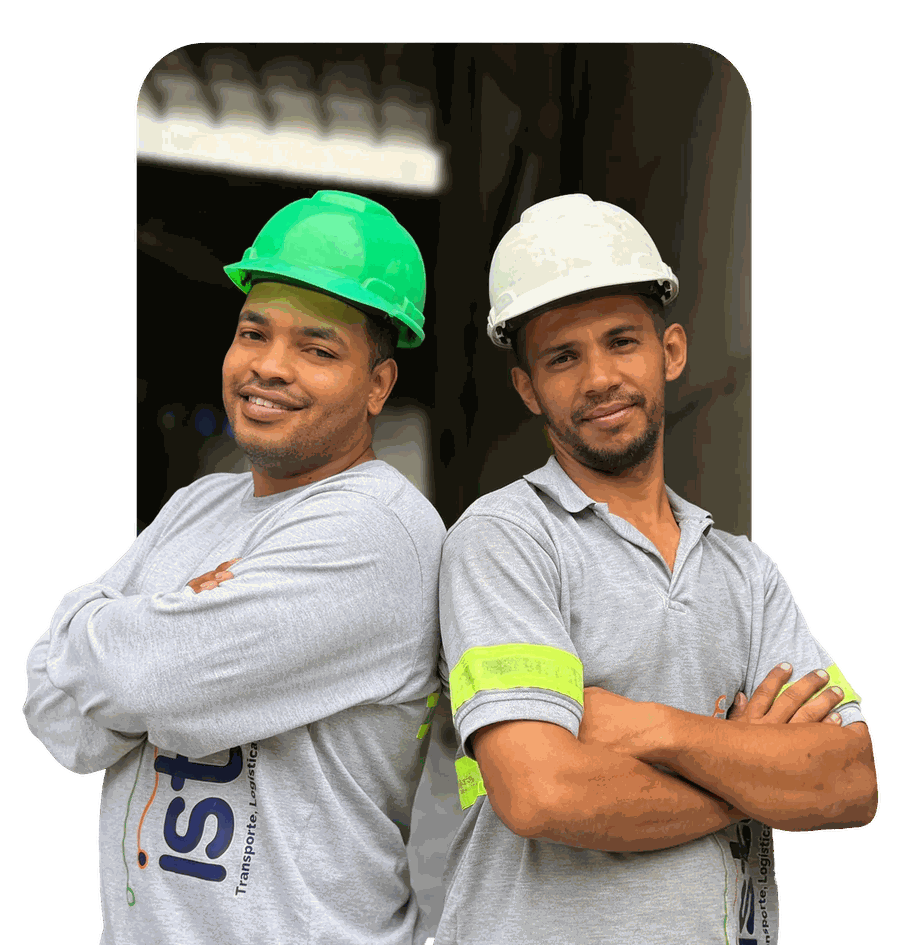 Dos operarios de ISTHO con casco y camiseta corporativa en el muelle de la bodega