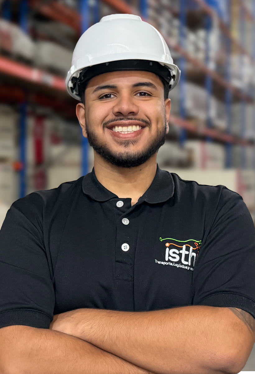 Operario de ISTHO con casco en un pasillo de estanterías de la bodega