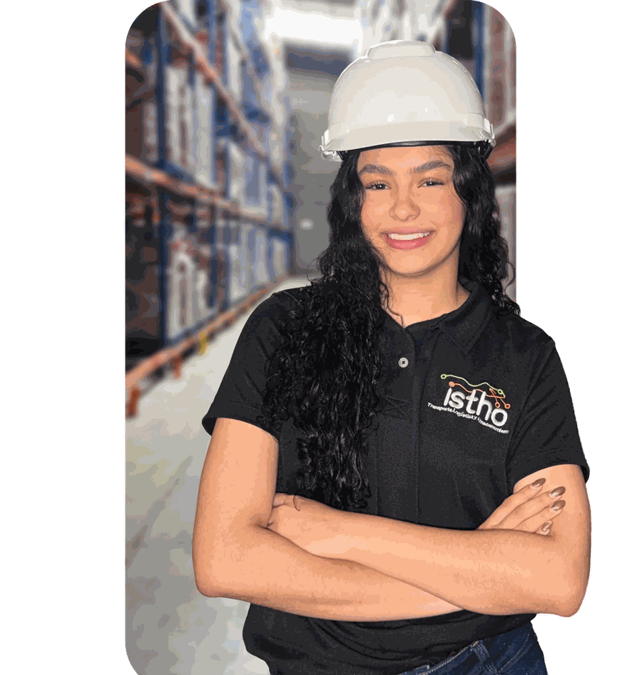 Operaria de ISTHO con casco en un pasillo de estanterías de la bodega